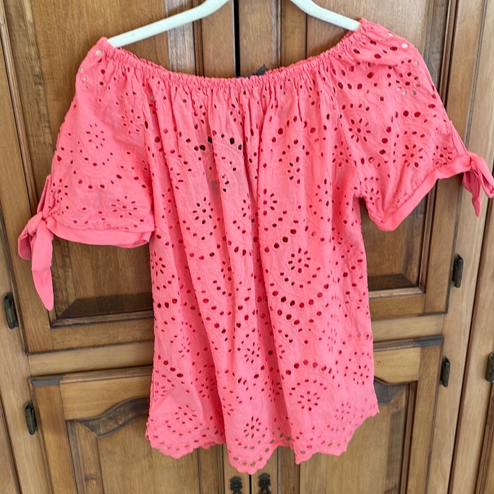 Size XL top, but fits more like Large. Beautiful coral eyelet detail bow sleeves